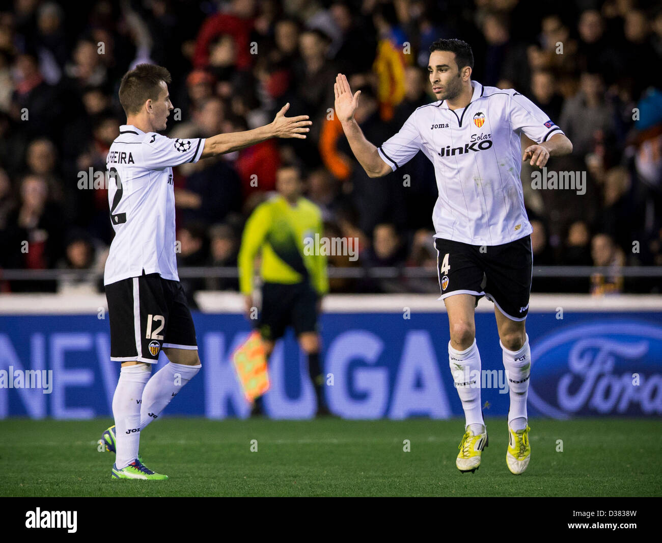 Valence, Espagne. 12 février 2013. Adil Rami défenseur de Valence CF  célèbre avec défenseur Joao Pereira de Valence CF (L) après avoir marqué le  premier but pour son équipe pendant le match