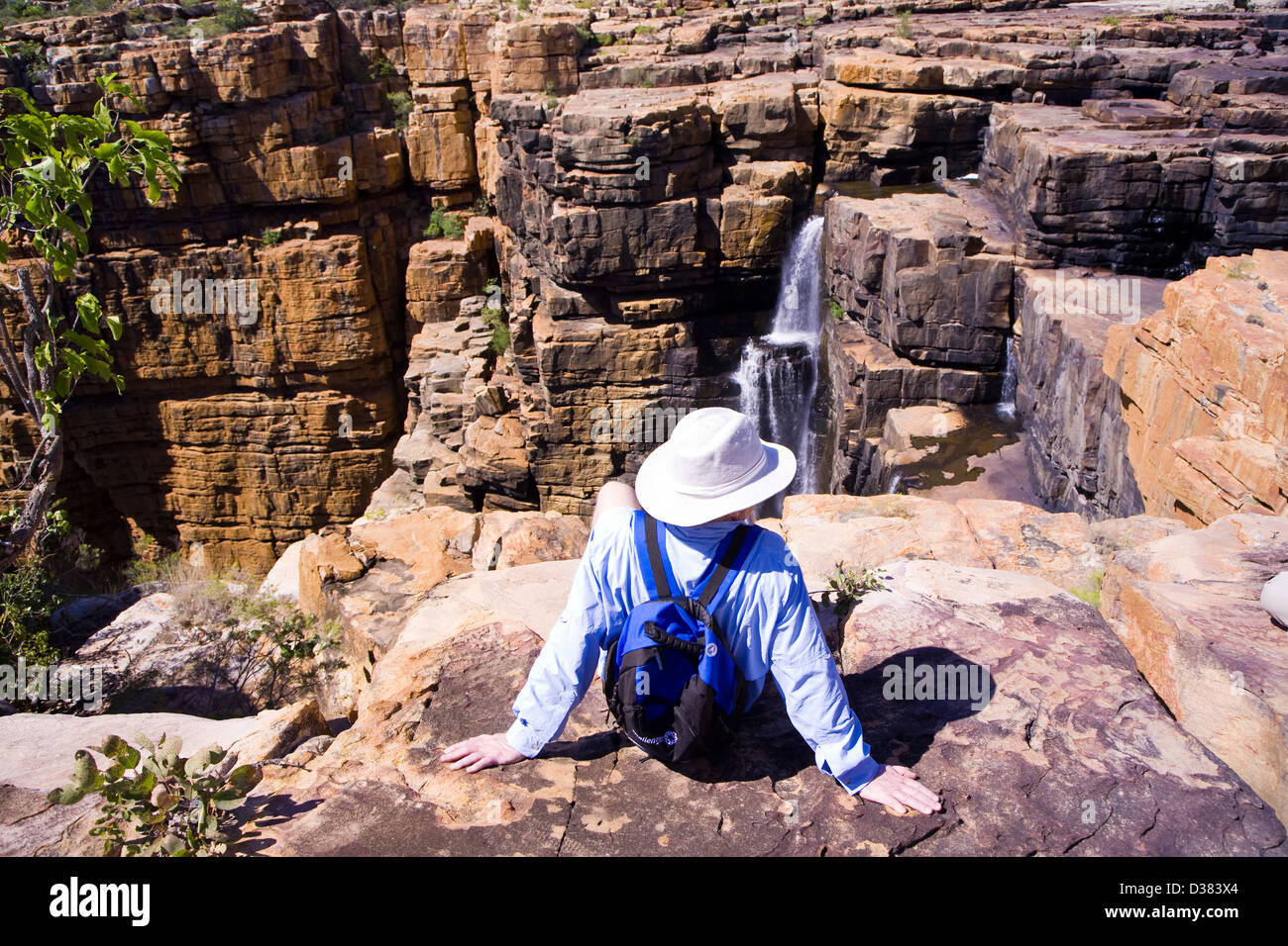 Visiteur profite d'une scenic le roi George Falls, région de Kimberley, Australie occidentale Banque D'Images