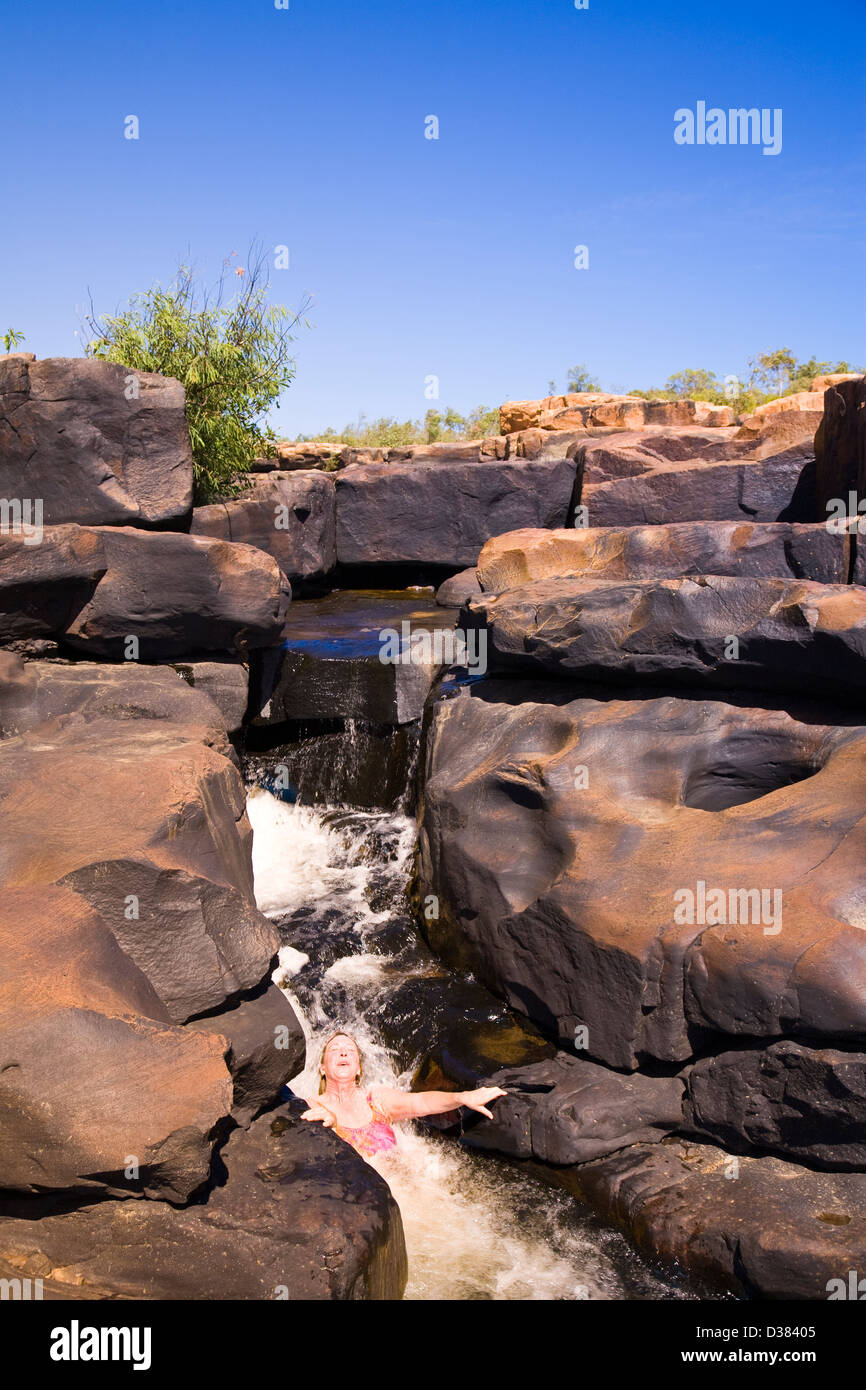 Rafraîchir dans la King George River juste avant qu'il verse sur le roi George Falls, région de Kimberley, Australie occidentale Banque D'Images