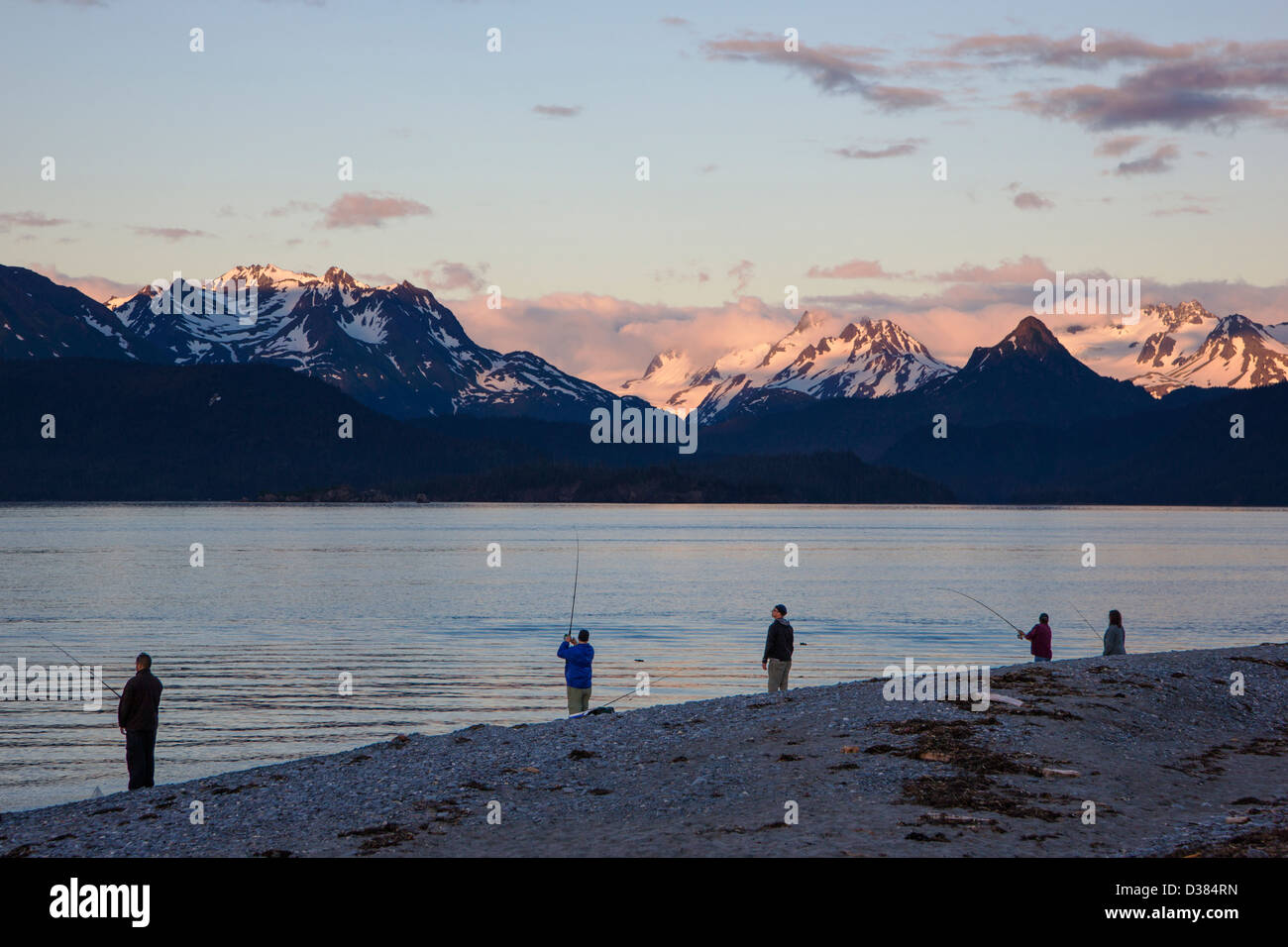 Jeté dans la baie Kachemak pêcheur au coucher du soleil au large de l'Homer Spit, Homer, Alaska, USA Banque D'Images Jeté dans la baie Kachemak pêcheur au coucher du soleil au large de l'Homer Spit, Homer, Alaska, USA Banque D'Images