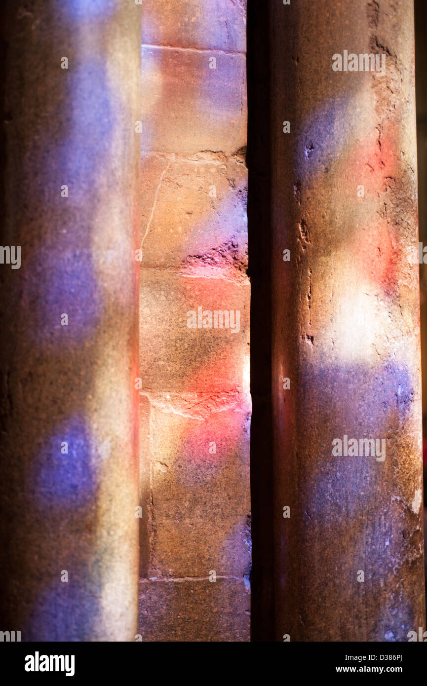 Réflexions sur le mur de grès colorés vitraux Banque D'Images