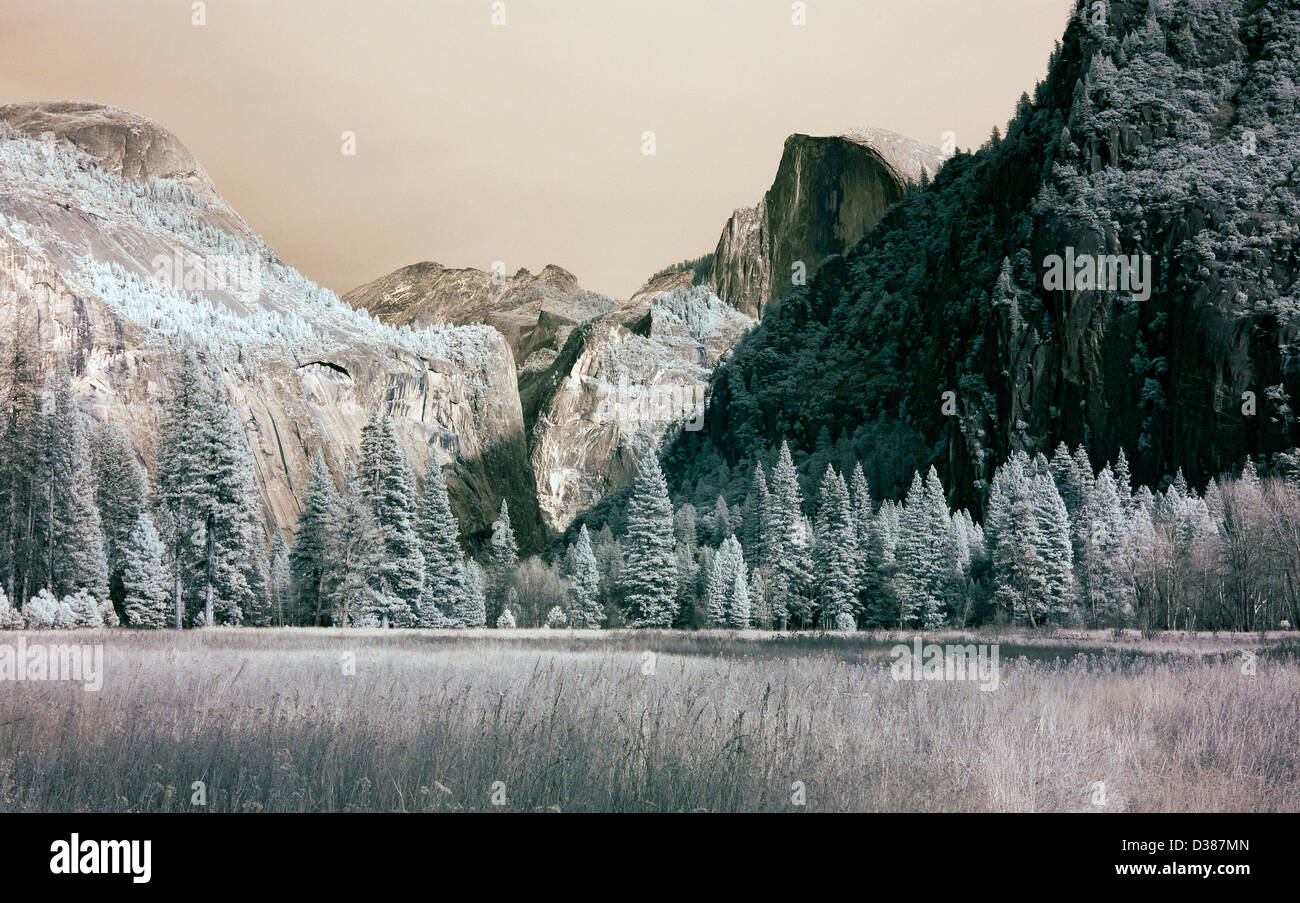 Une photographie infrarouge de demi-dôme à Yosemite. Banque D'Images
