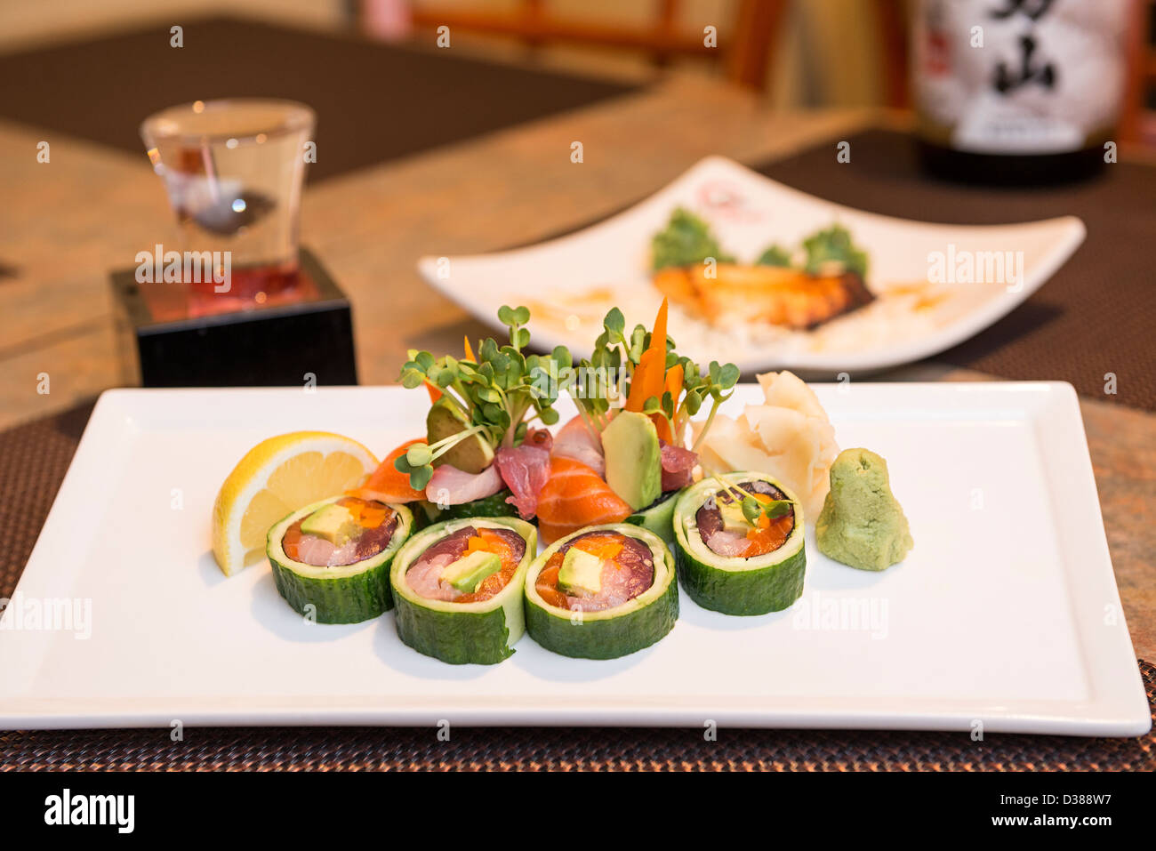 De délicieux sushis dans un restaurant japonais moderne. Banque D'Images