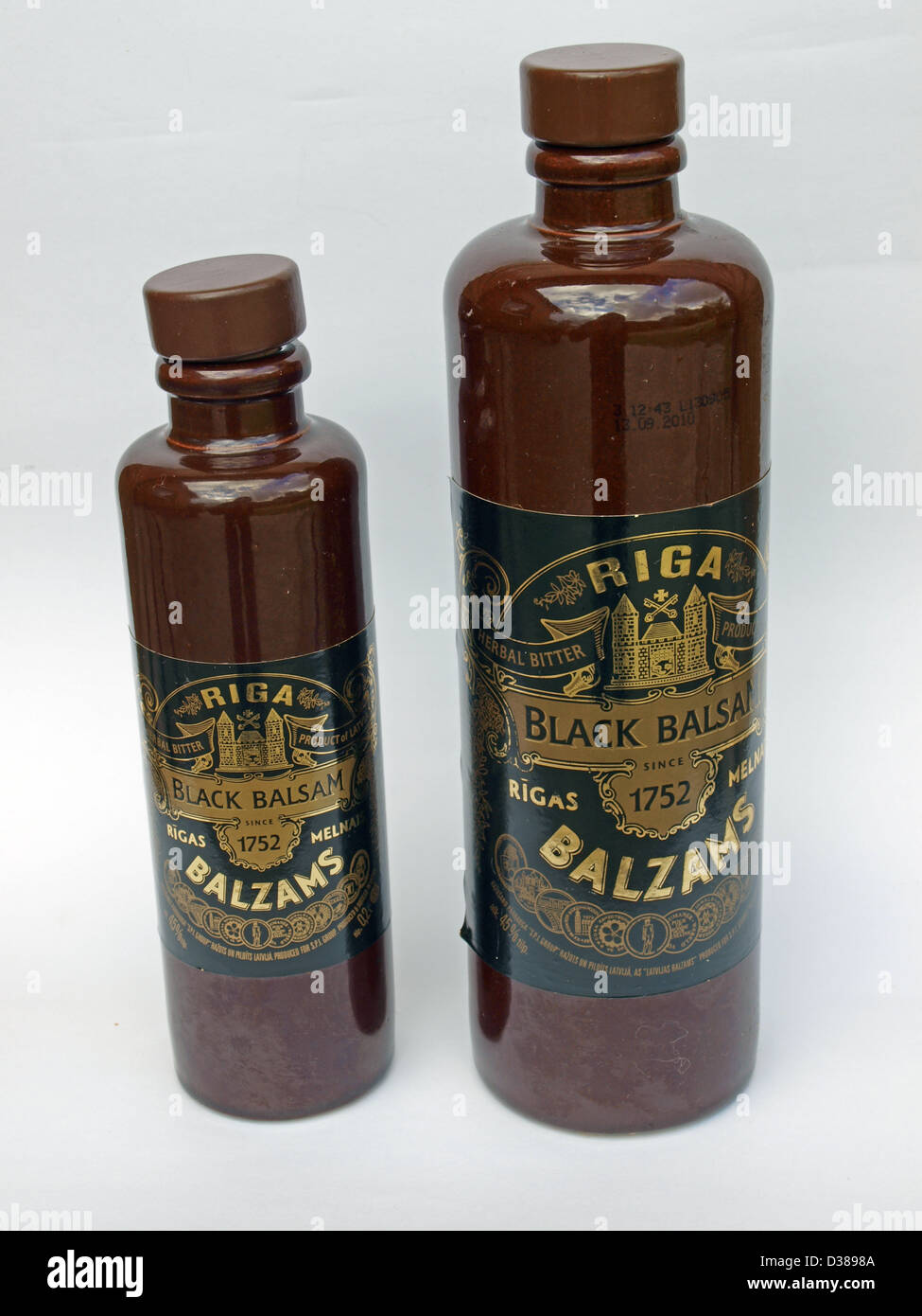 Deux bouteilles en céramique avec boisson alcoolisée - Lettonie Riga Black Balsam Banque D'Images