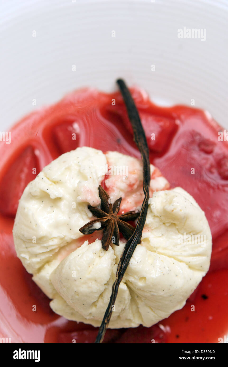 Cheesecake vanille Bourbon avec fraise et la badiane compot Banque D'Images