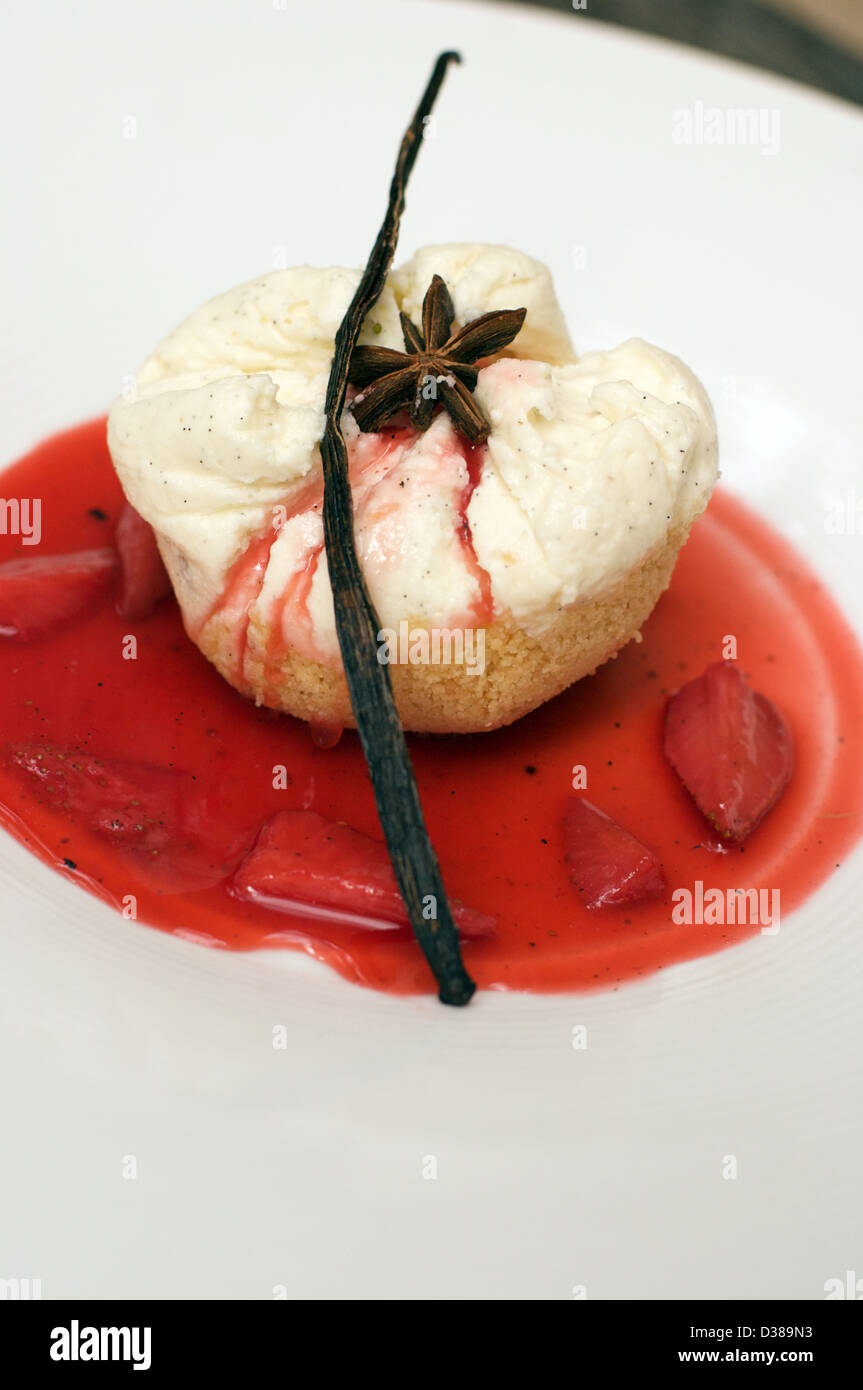 Cheesecake vanille Bourbon avec fraise et la badiane compot Banque D'Images