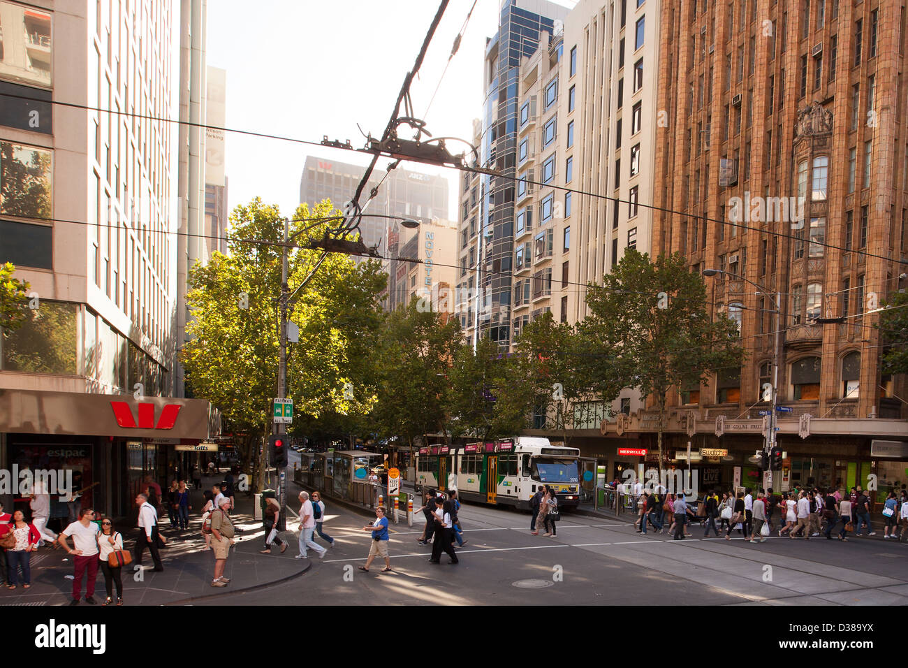 L'Australie, Melbourne city street people walking et shopping Banque D'Images