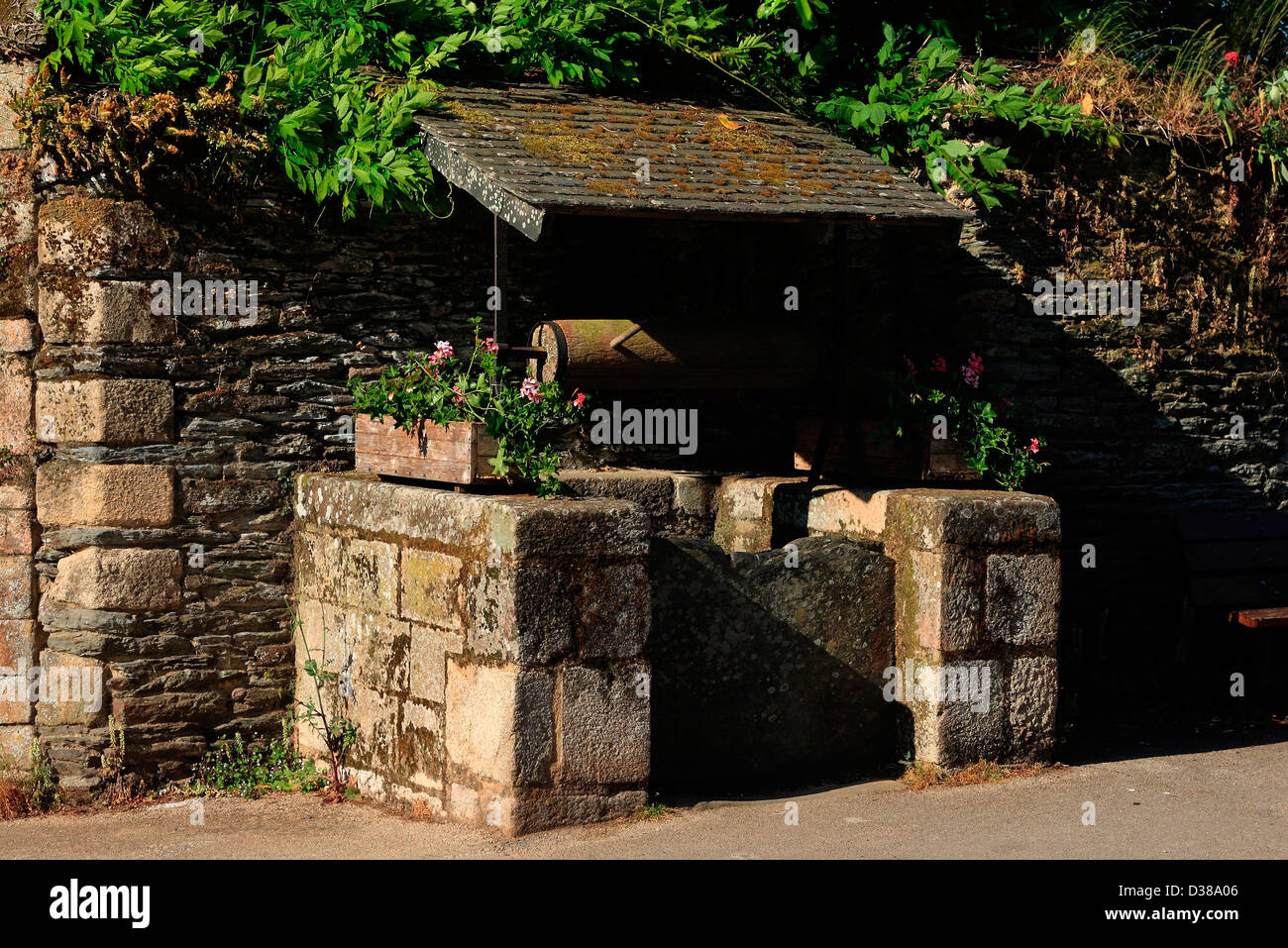 Vieux puits en pierres et ardoises Banque de photographies et d’images