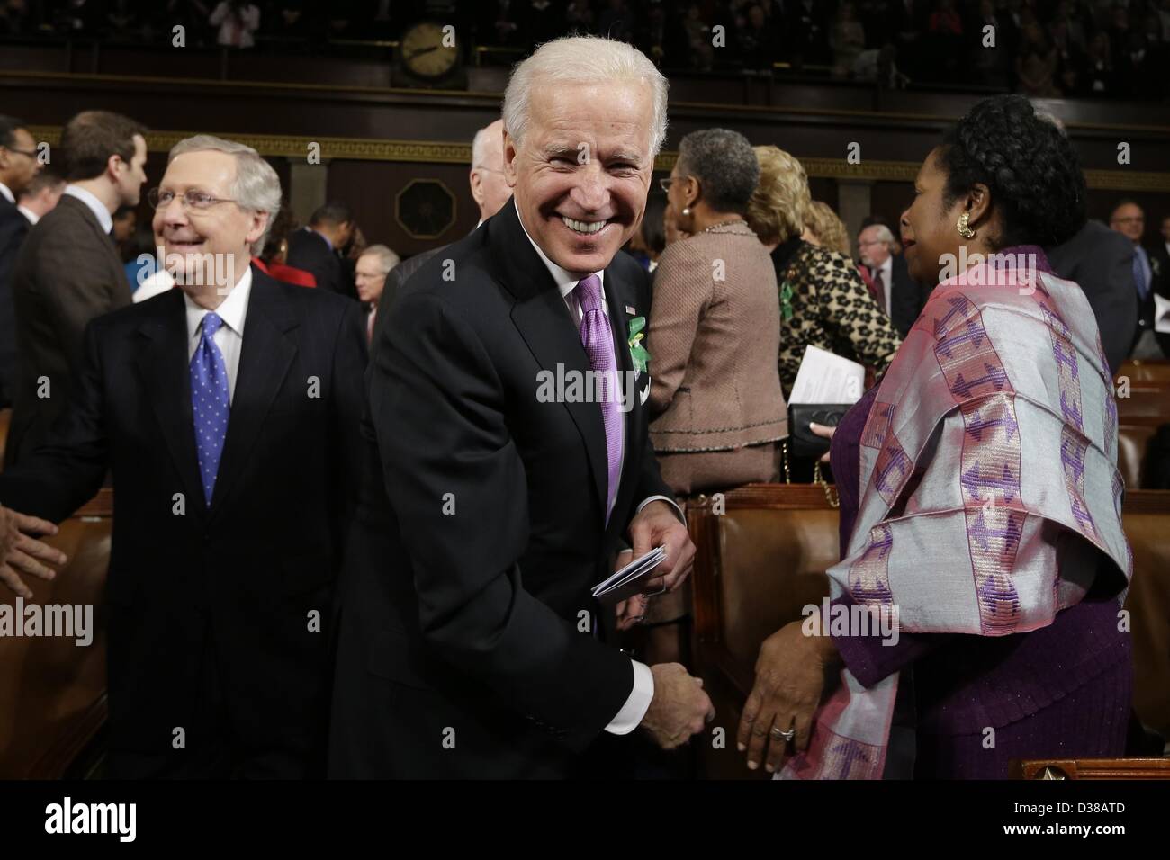 Wahington DC, USA. 12 février 2013. United States Vice-président Joe Biden, chef de la minorité du Sénat américain Mitch McConnell (républicain du Kentucky), à gauche, représentante américaine Sheila Jackson Lee (démocrate du Texas), à droite, et d'autres arrivent sur la colline du Capitole à Washington, DC Le 12 février 2013, pour le président américain Barack Obama sur l'état de l'Union au cours d'une session conjointe du Congrès. Crédit : Charles Dharapak ./ dpa/Alamy Live News Banque D'Images