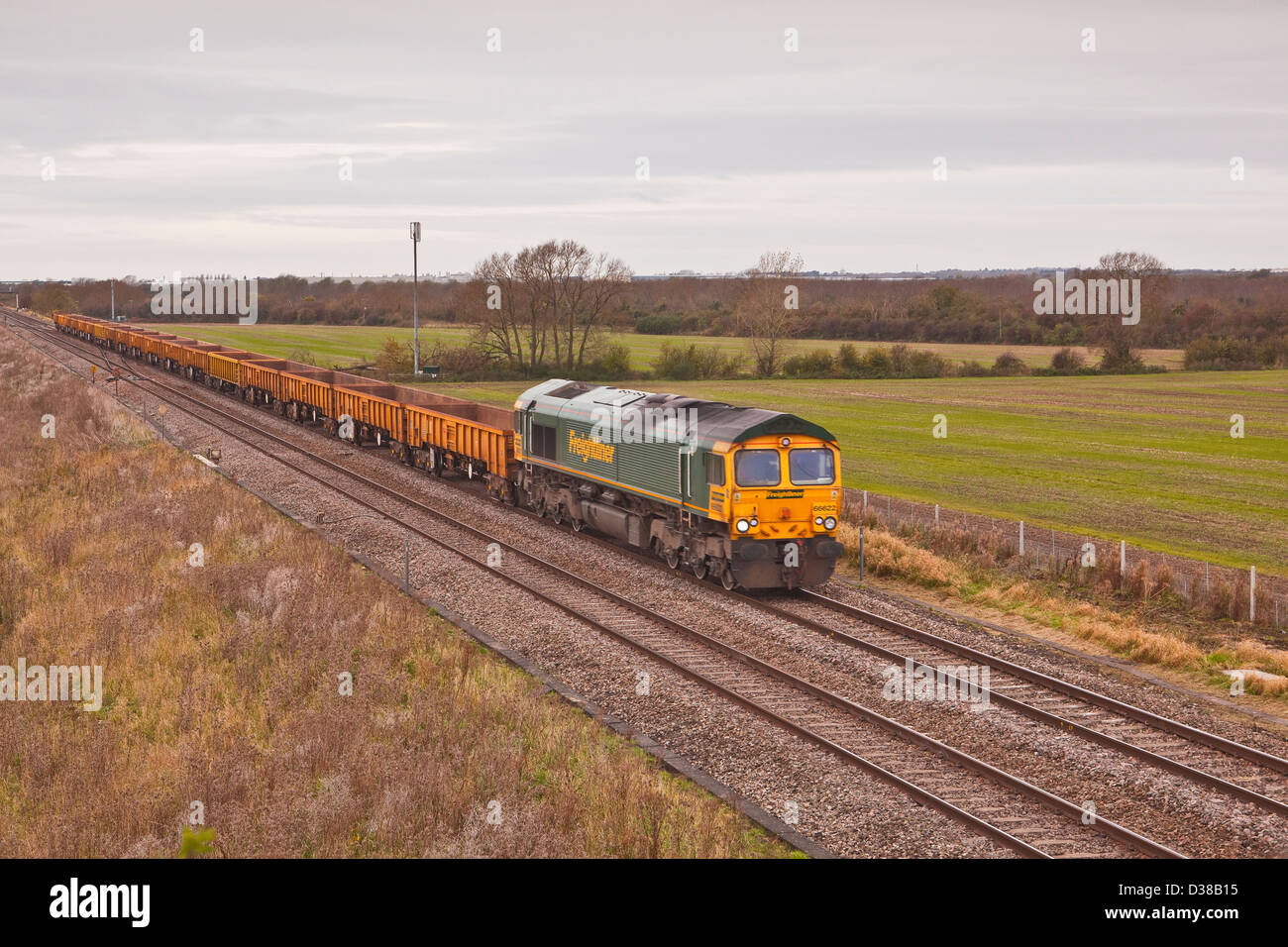 Une locomotive diesel freightliner avec wagons de voie sur la ligne principale entre Londres et Swindon. Banque D'Images