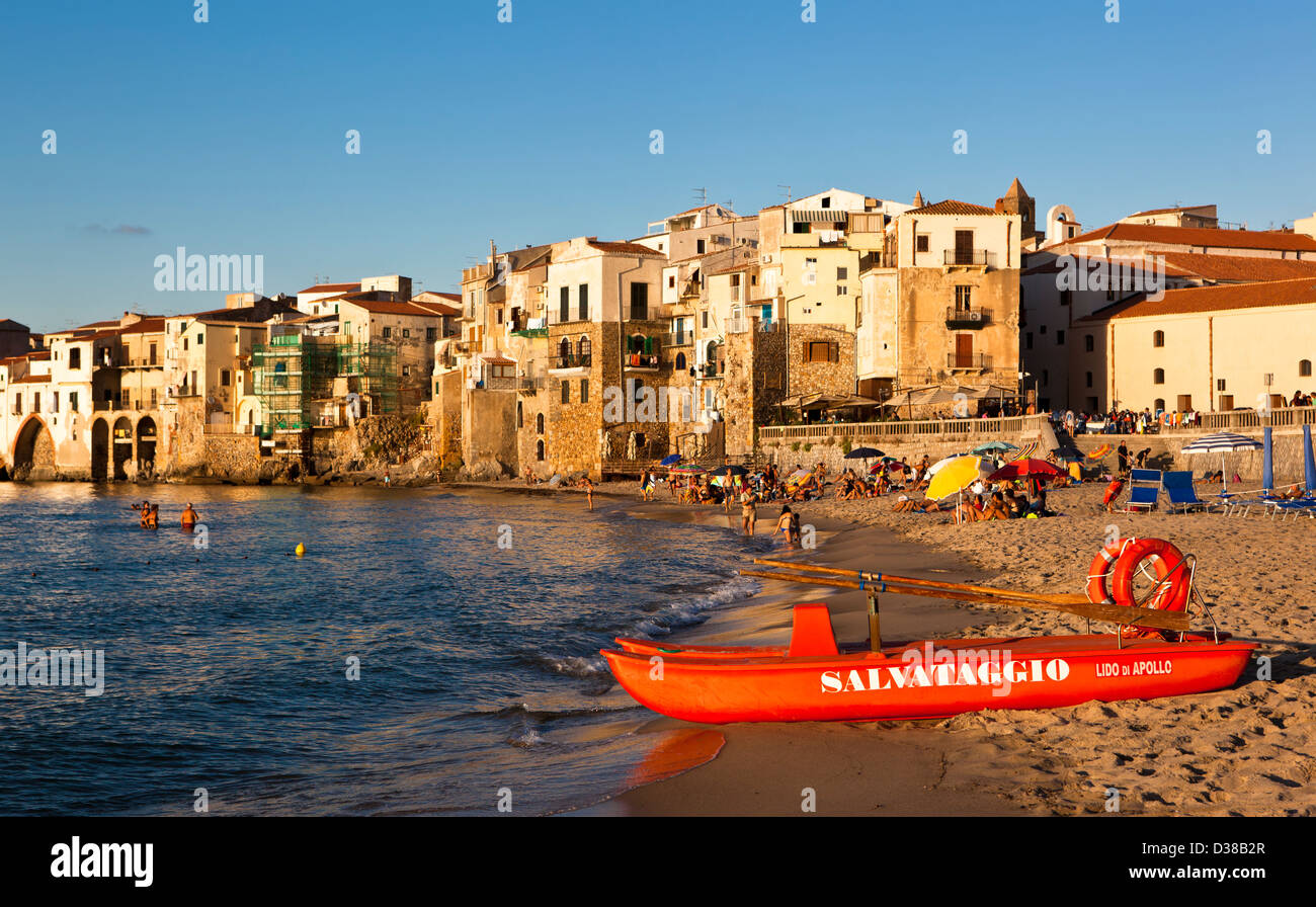 RedRescue bateau sur la plage de Cefalù, Sicile, Italie Banque D'Images