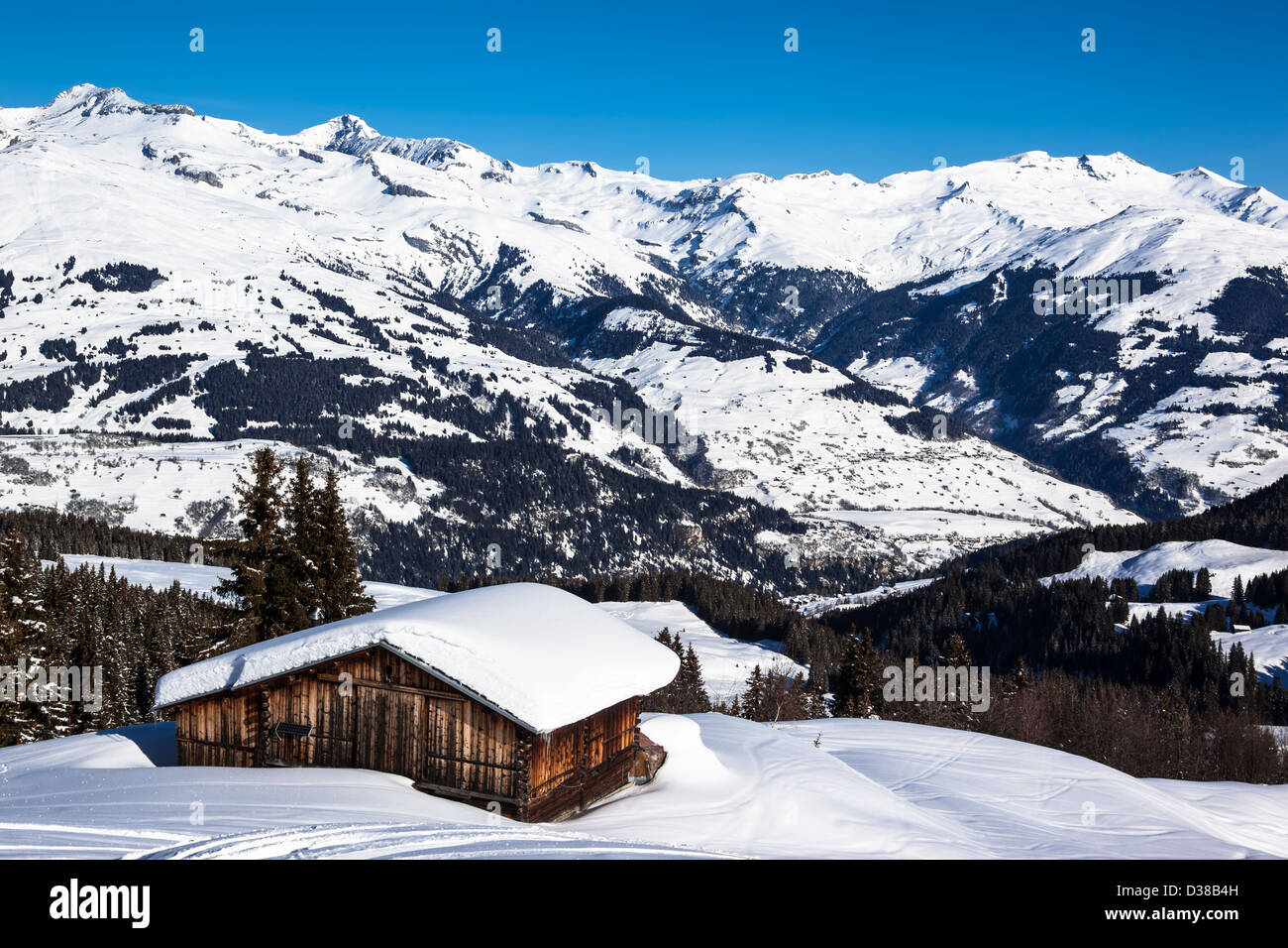 Petit entrepôt alpin surplombant la Surselva rarea près de Meierhof, Grisons, Suisse Banque D'Images