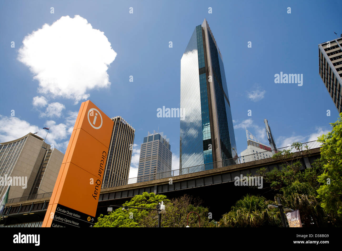 Un grand panneau du point d'information orange à Circular Quay Sydney Australie avec indicateurs de dire aux gens où aller. Banque D'Images