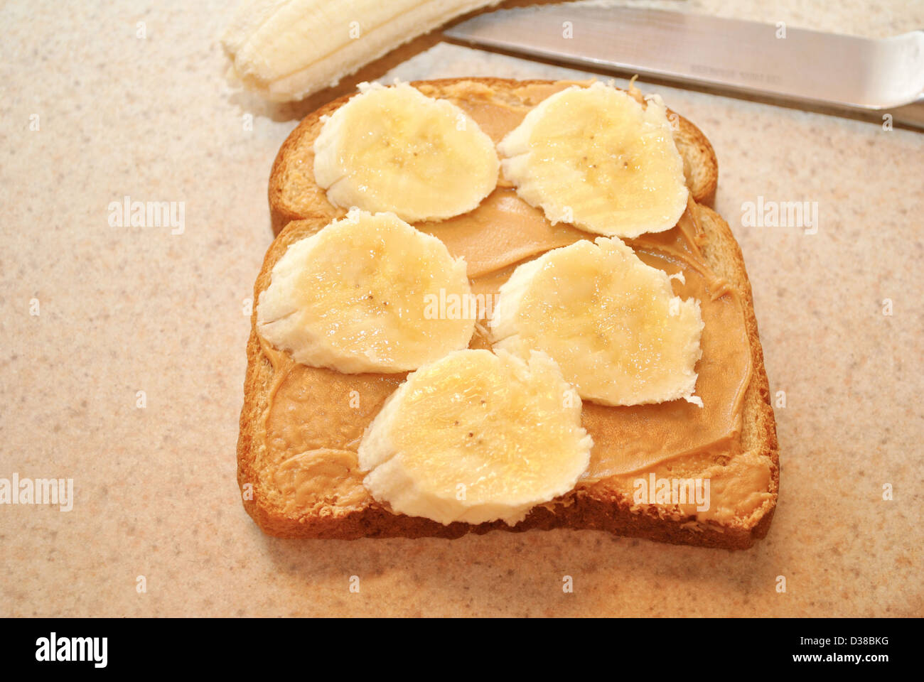 Peanutbutter et banane sur pain de blé Banque D'Images