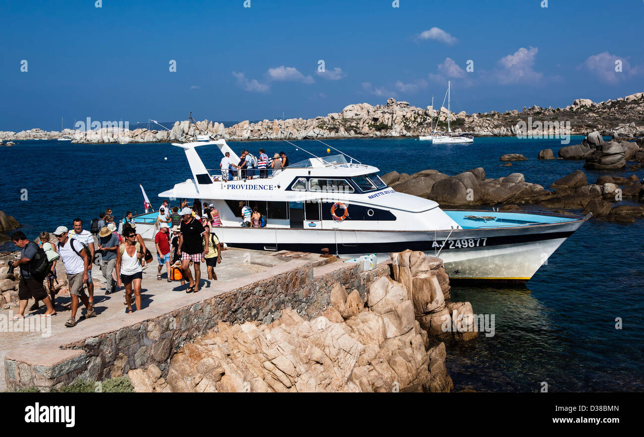 Les touristes de jour en bateau navette de déchargement de Bonifacio sur les îles Lavezzi, Corse, France Banque D'Images
