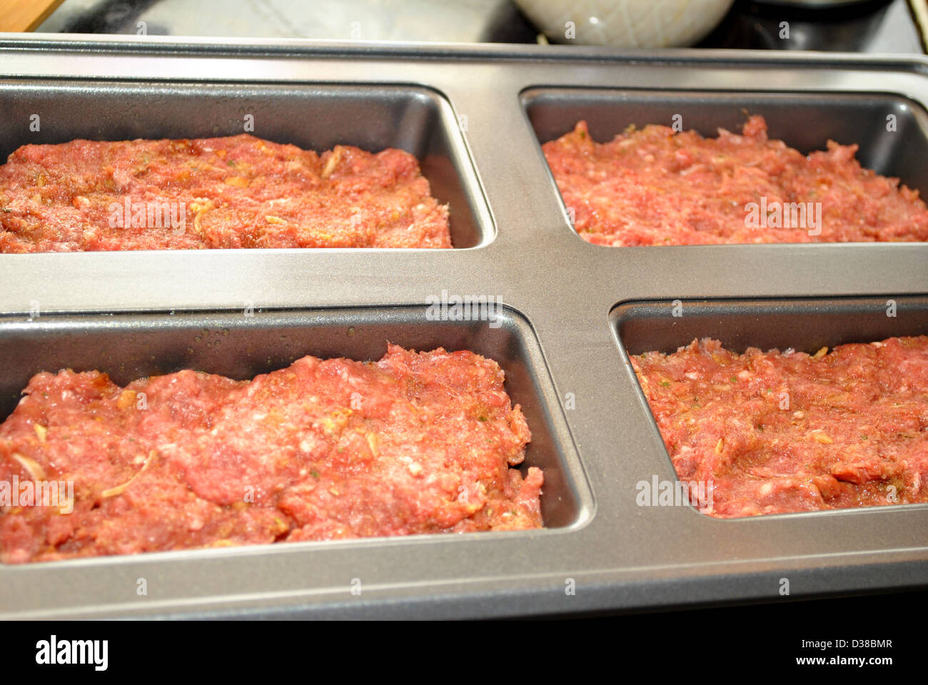 Pain de viande préparé dans un moule à pain Mini Banque D'Images