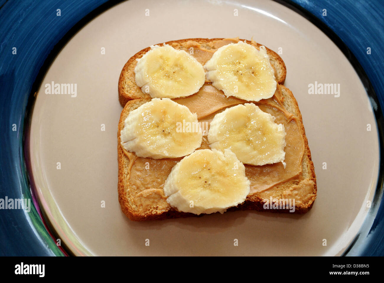 Pain de blé avec Peanutbutter et des tranches de banane Banque D'Images