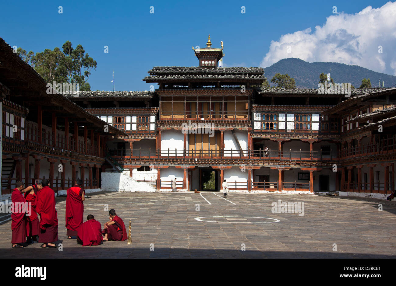 Les moines portant des robes rouges dans la cour du monastère, Wangdiphodrang Dzong, le Bhoutan Banque D'Images