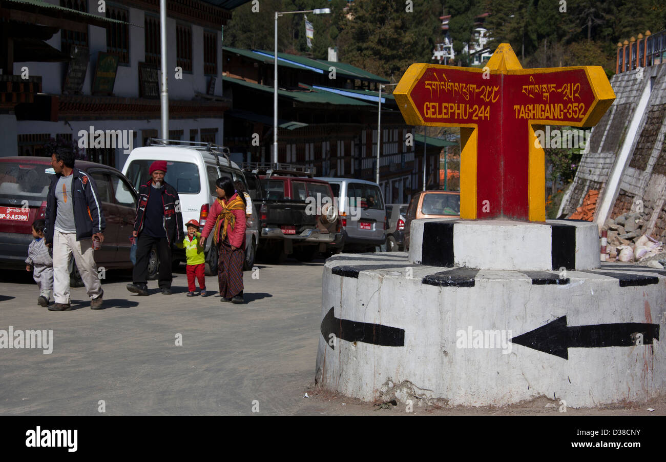 Marqueur de la route à l'autoroute nationale, diviser, Bhoutan Trongsa Banque D'Images