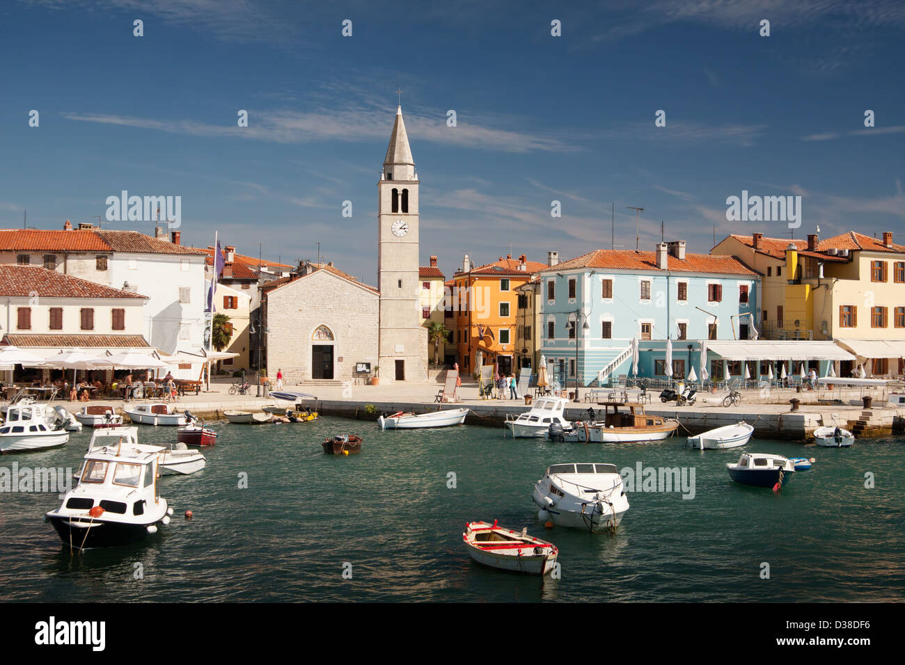 Port avec bateaux dans la ville Fazana - Croatie Banque D'Images