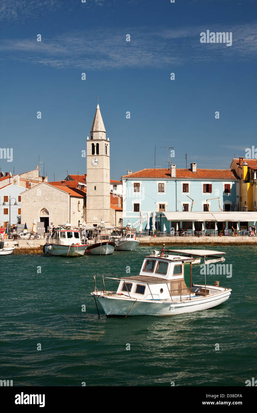 Port avec bateaux dans la ville Fazana - Croatie Banque D'Images