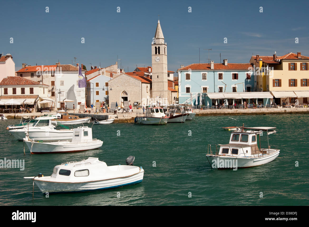 Le port avec des bateaux dans la ville Fazana - Croatie Banque D'Images