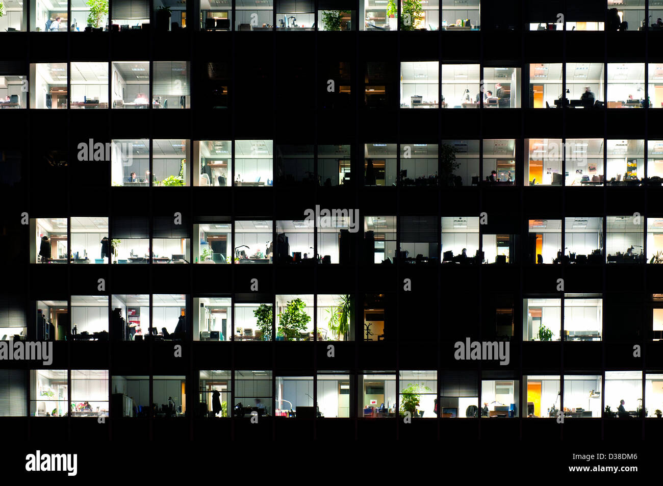 Fenêtres dans un immeuble de bureaux dans la nuit Banque D'Images