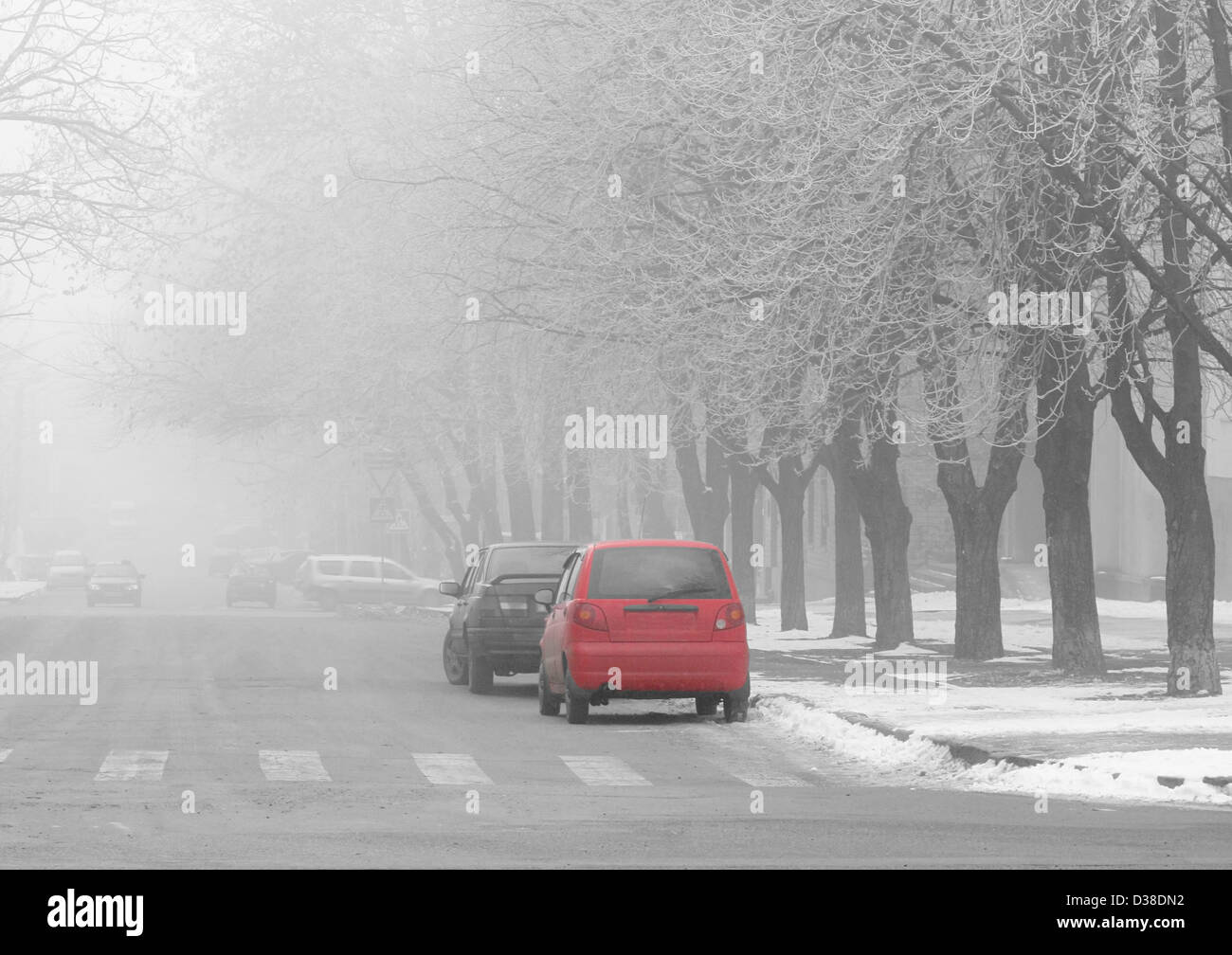 Rue de la ville au matin d'hiver brumeux Banque D'Images