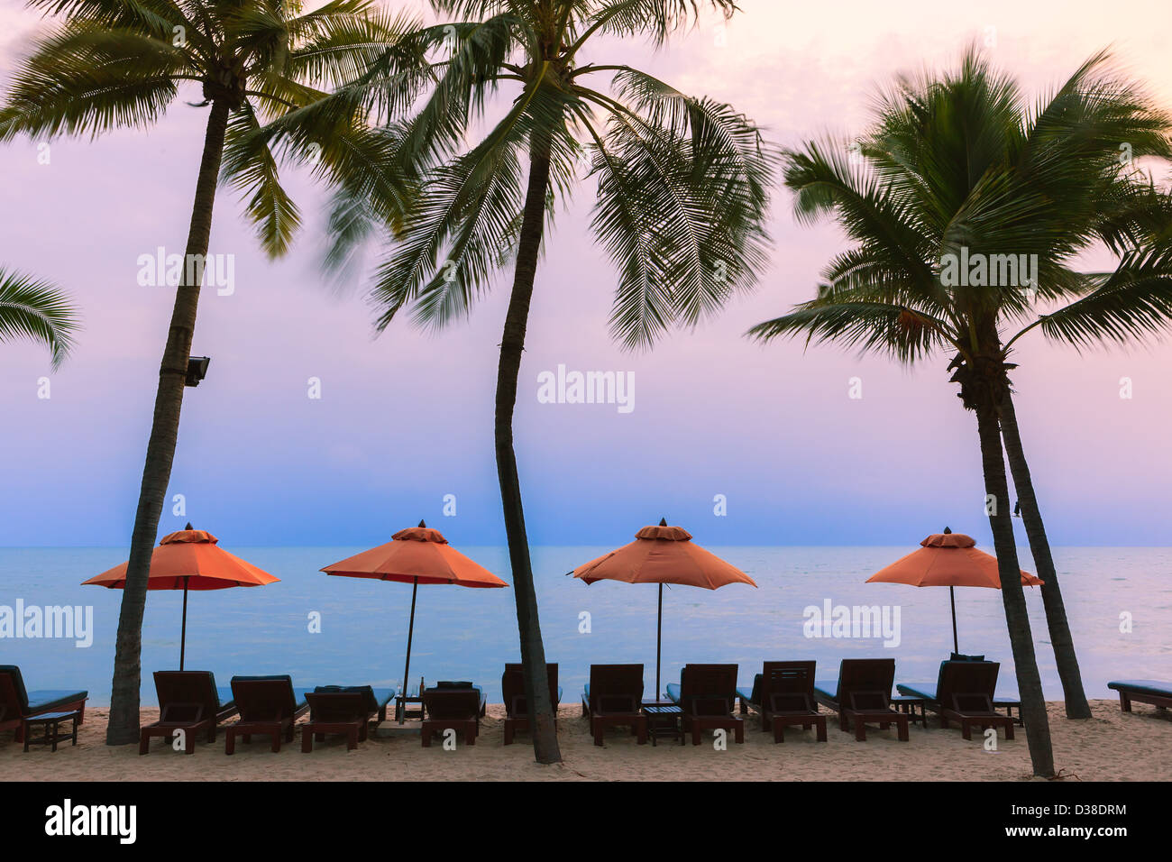 Lever du soleil sur le golfe de Thaïlande près de plage de Hua Hin. Banque D'Images