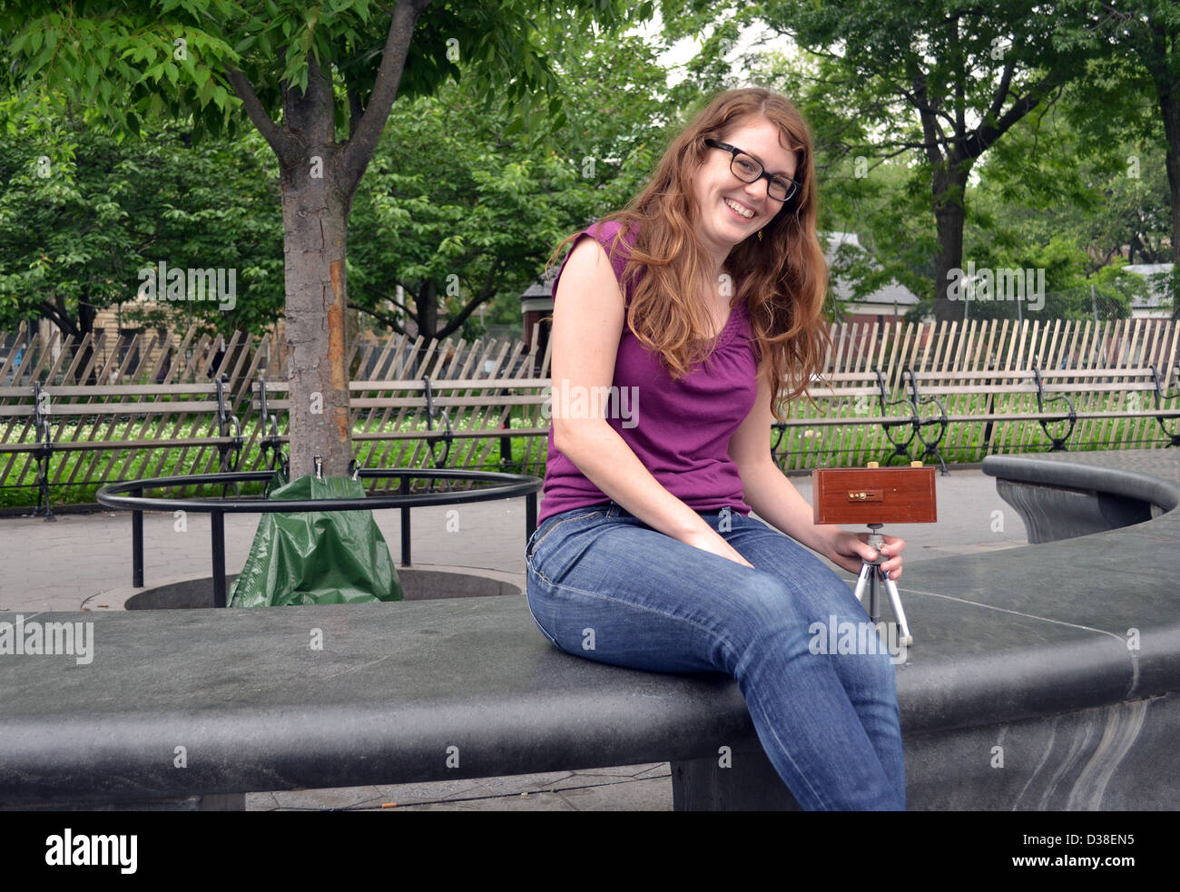 Ashley et sa caméra cachée sur un petit trépied Washington Square Park Banque D'Images