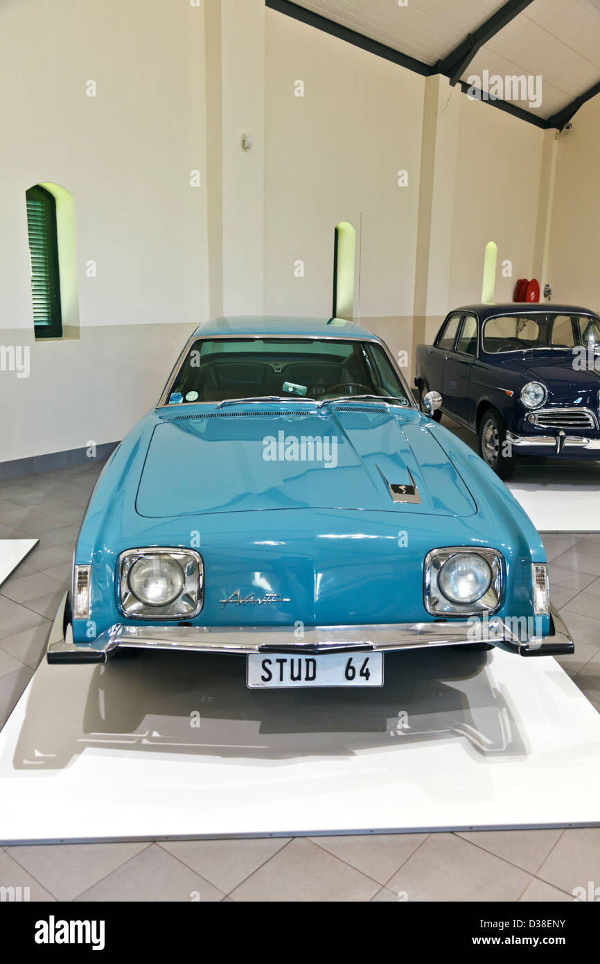 Une collection de voitures anciennes de Studebaker Avanti Banque D'Images