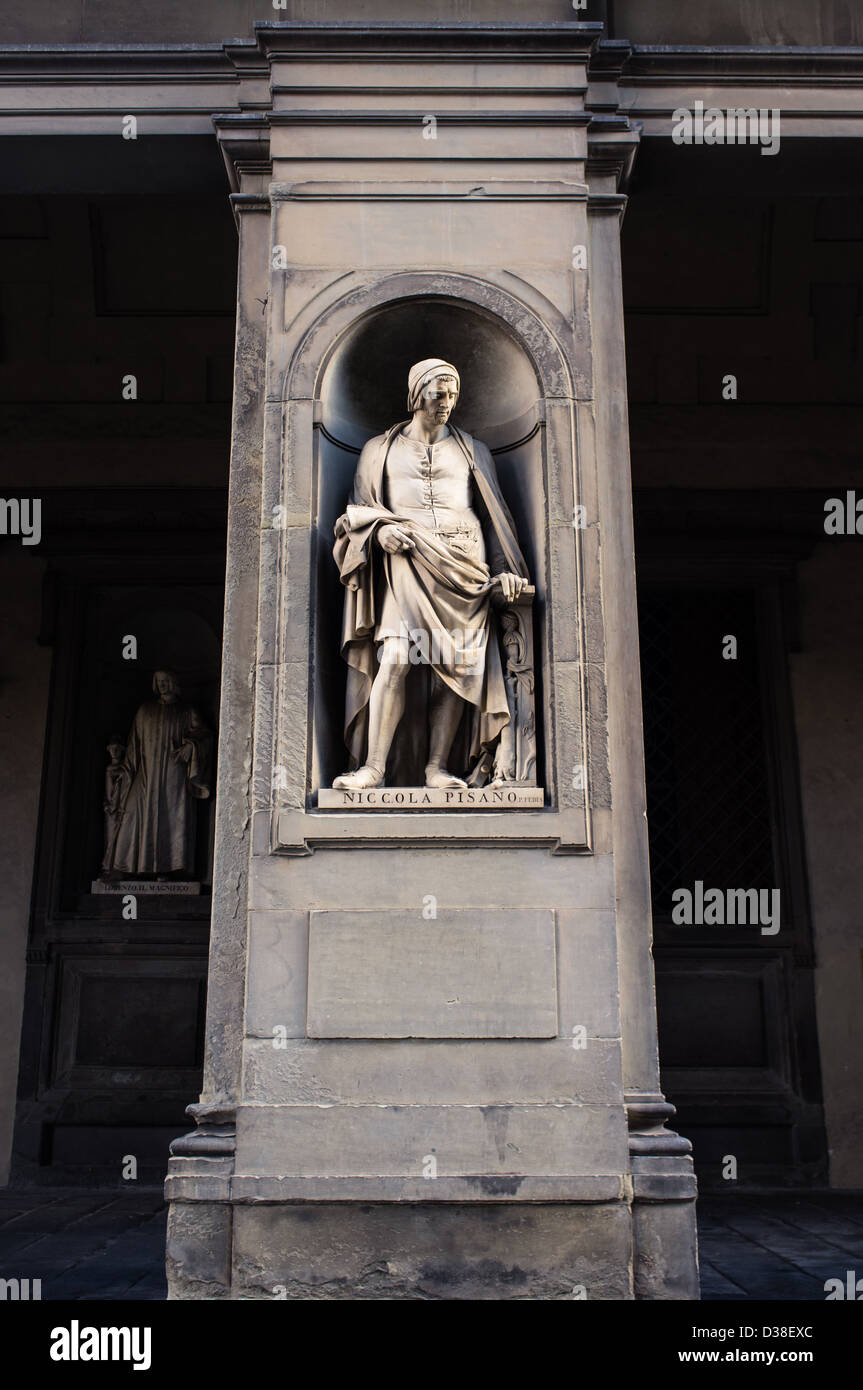 Des statues dans Piazzale degli Uffizi Florence, Italie Banque D'Images