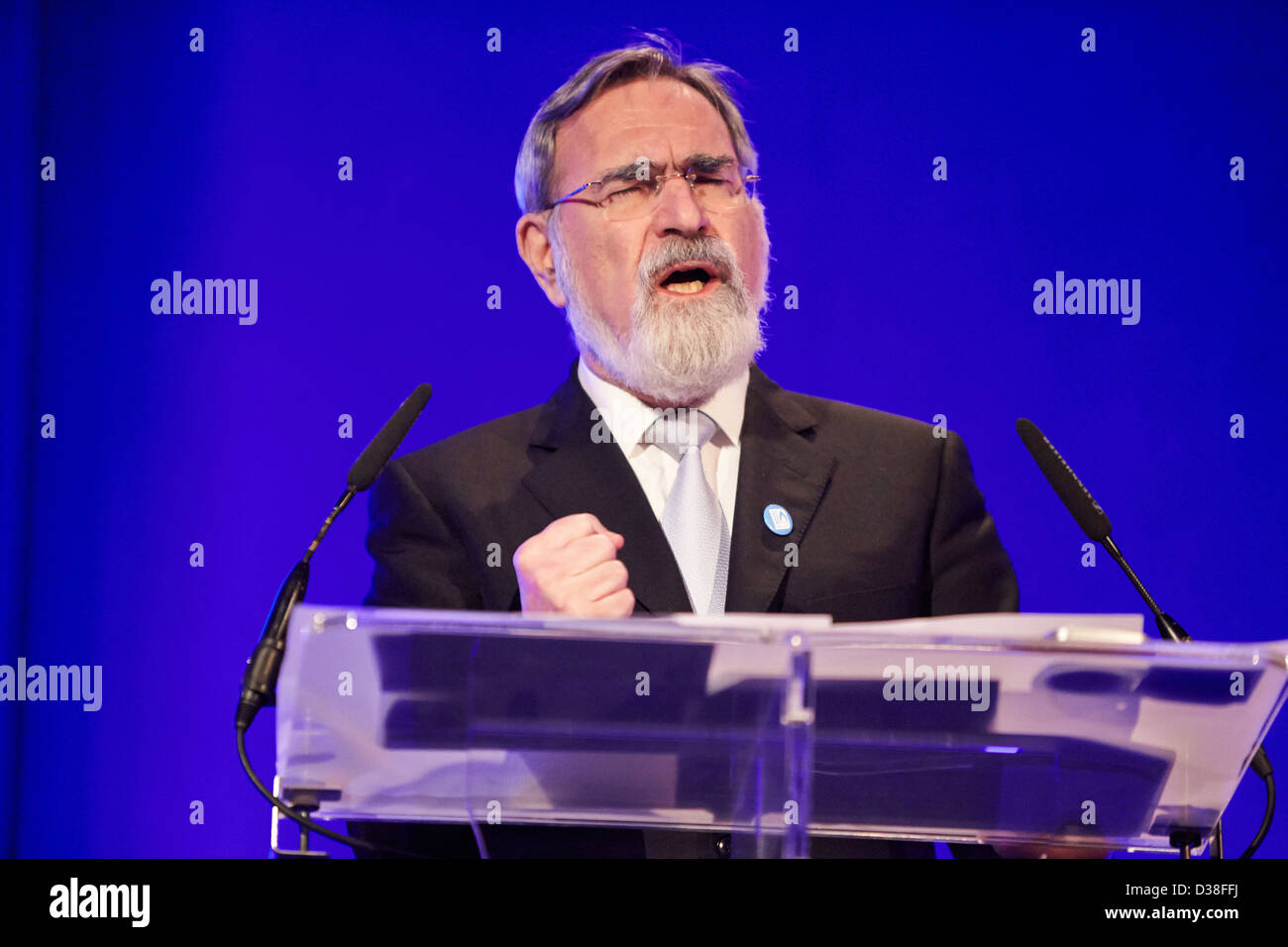 Lord Jonathan Sacks, Grand Rabbin de l'Organisation des synagogues, parle à l'Holocaust Memorial Day 2013 Commémoration du Royaume-Uni Banque D'Images