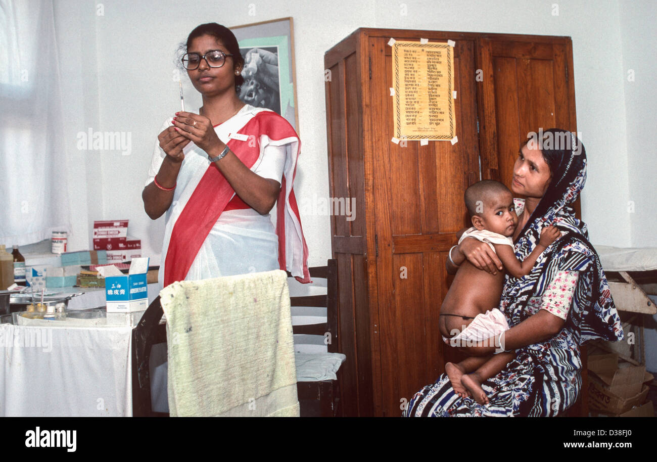 Enfant ayant une vaccination contre la polio dans le cadre de la campagne gouvernementale contre les maladies évitables. Service de nutrition pour enfants, Hôpital de Dhaka. Bangladesh Banque D'Images
