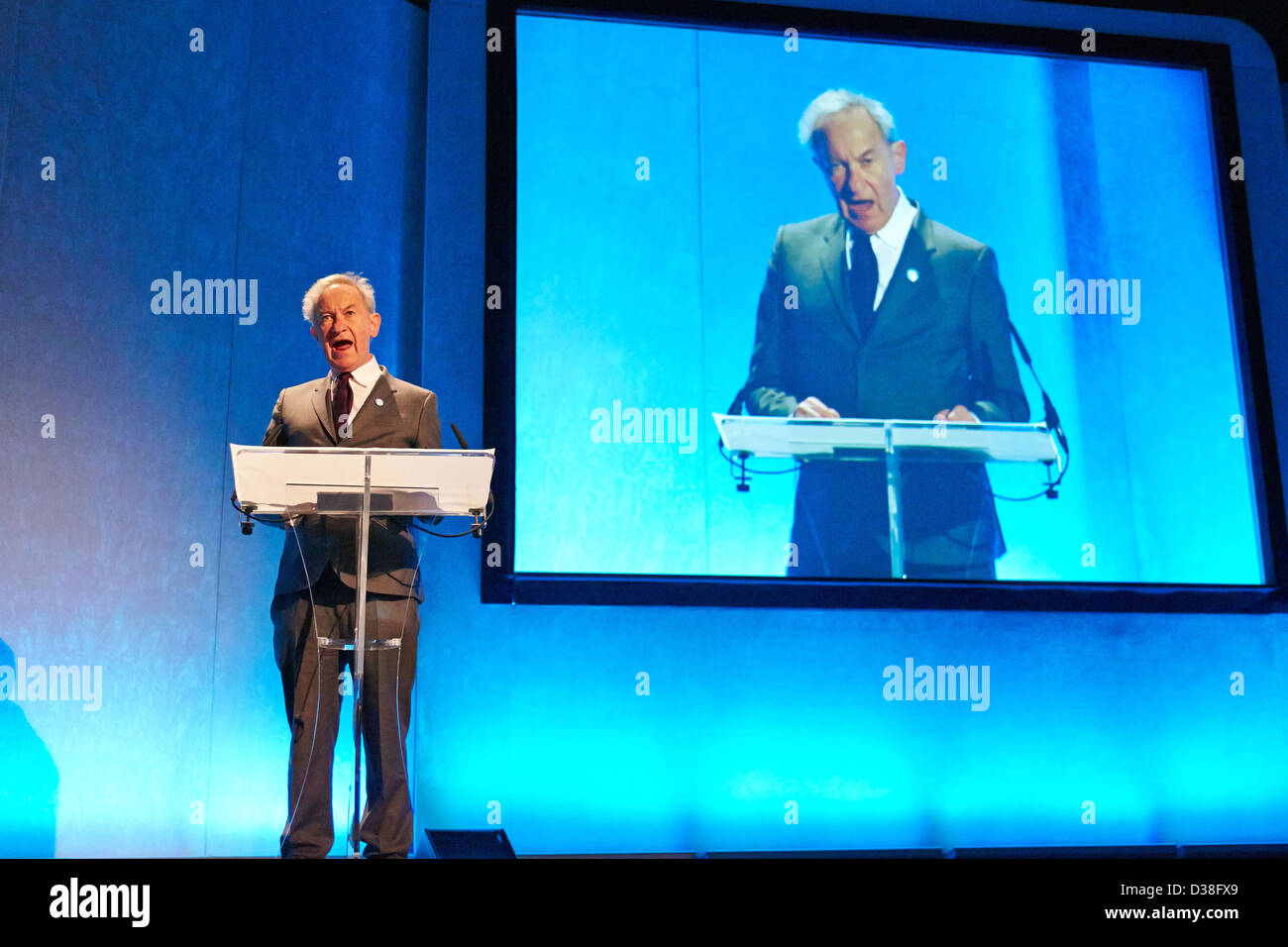 L'historien Simon Schama (photo) prend la parole à l'Holocaust Memorial Day 2013 UK événement commémoratif qui a eu lieu à Londres Banque D'Images