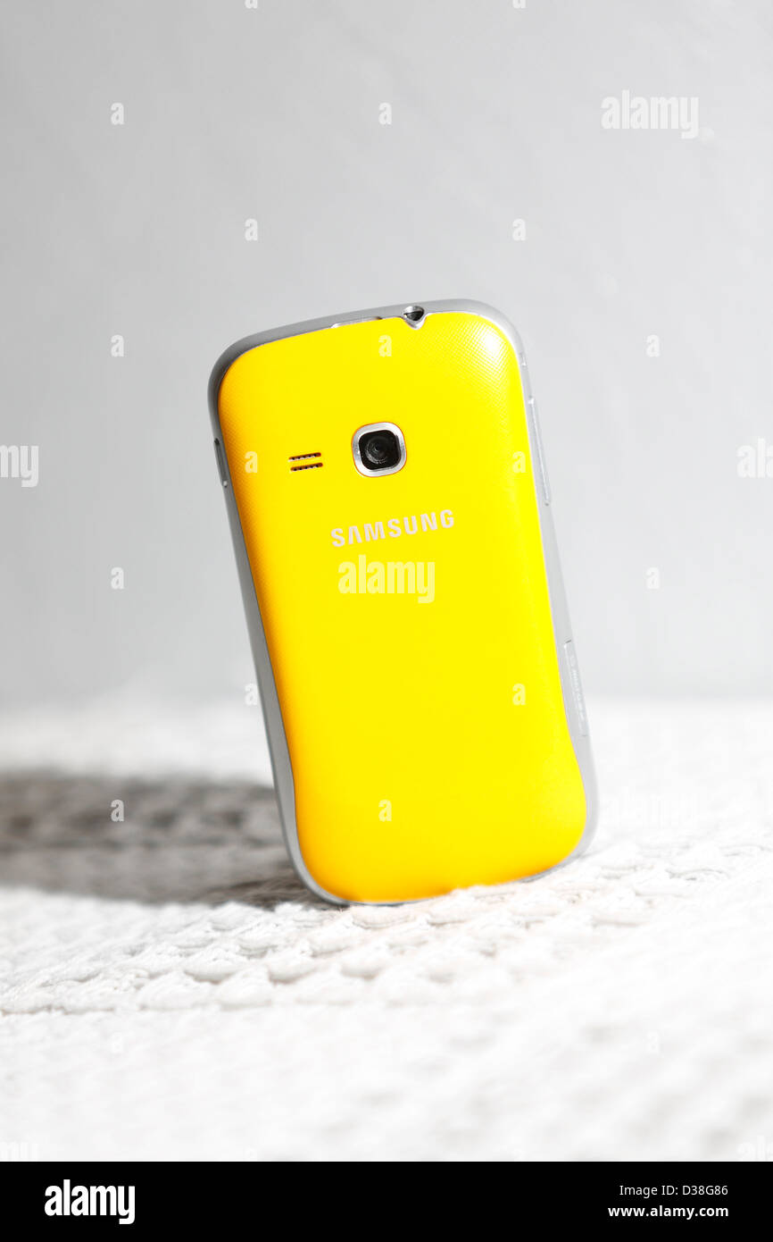 Jaune d'un téléphone mobile de Samsung. Banque D'Images