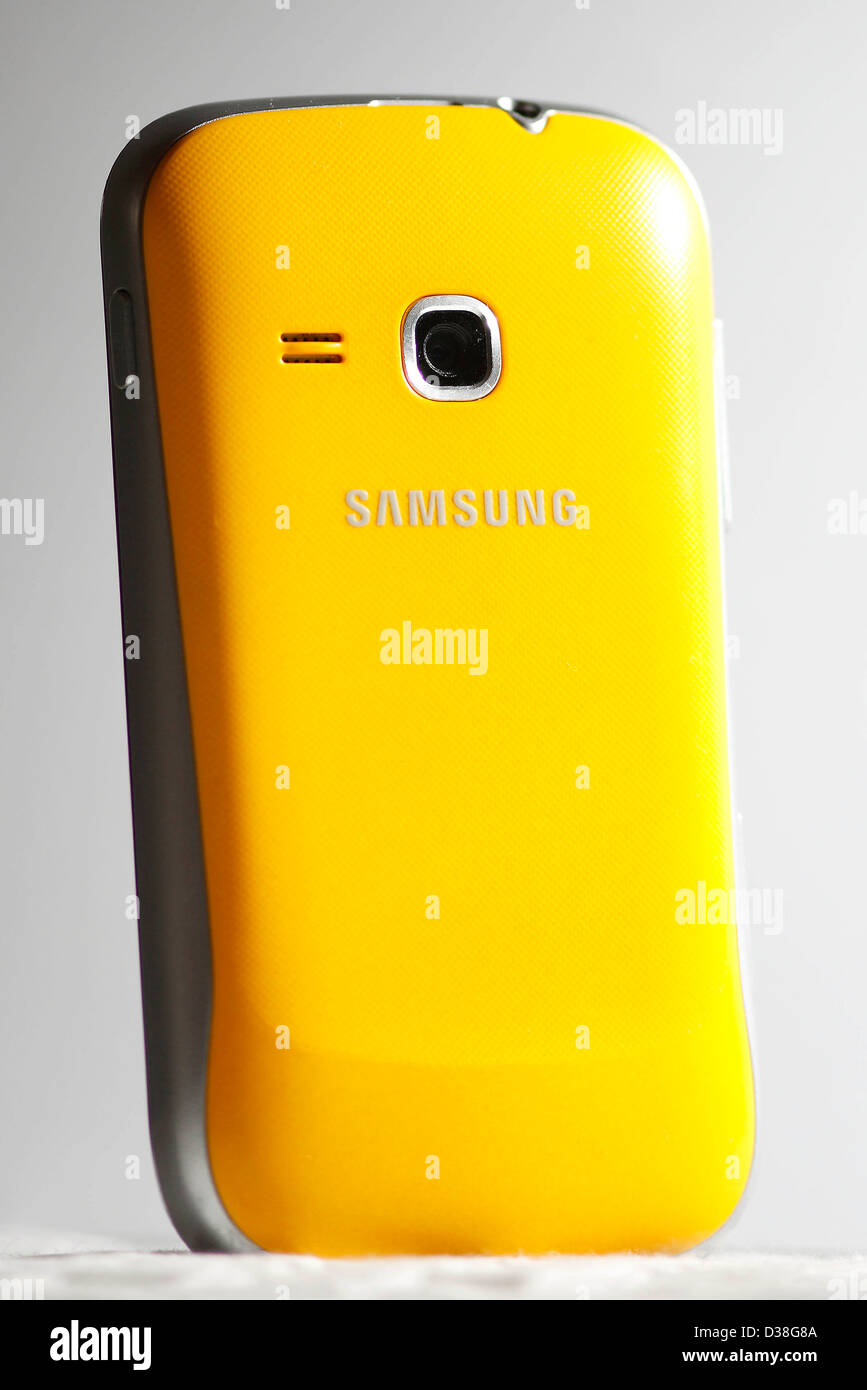 Jaune d'un téléphone mobile de Samsung Photo Stock - Alamy