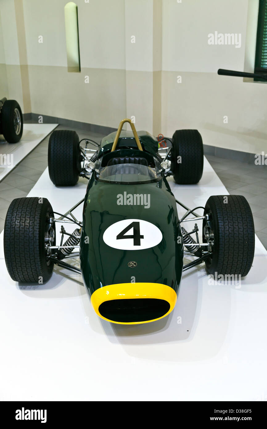 Une collection de voitures de course à moteur historique classique Banque D'Images