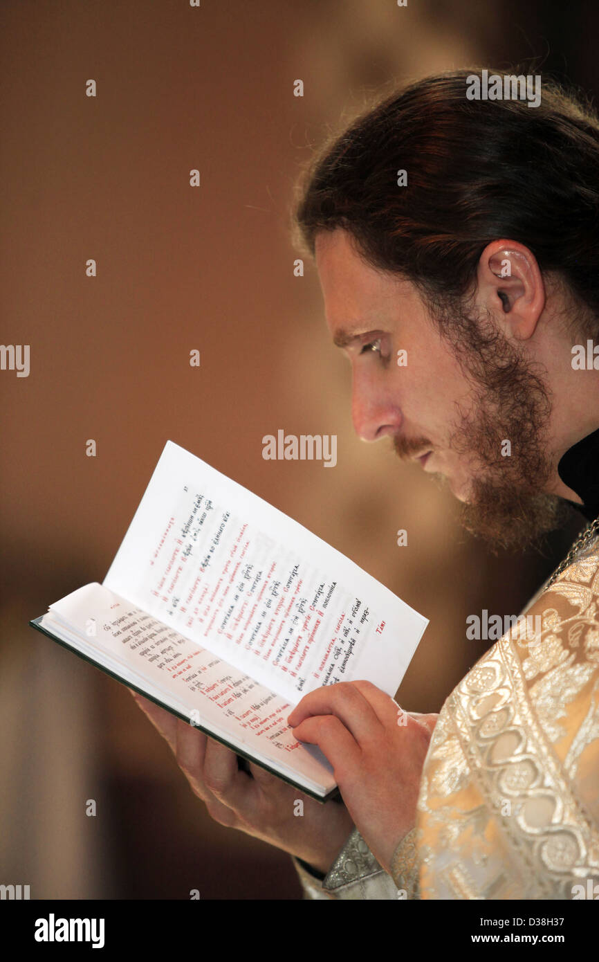 La Russie, Moscou, mai, 31 : prêtre avec la Bible de cérémonie de baptême dans le Moscou churchin Moscou, 31 mai 2009 Banque D'Images