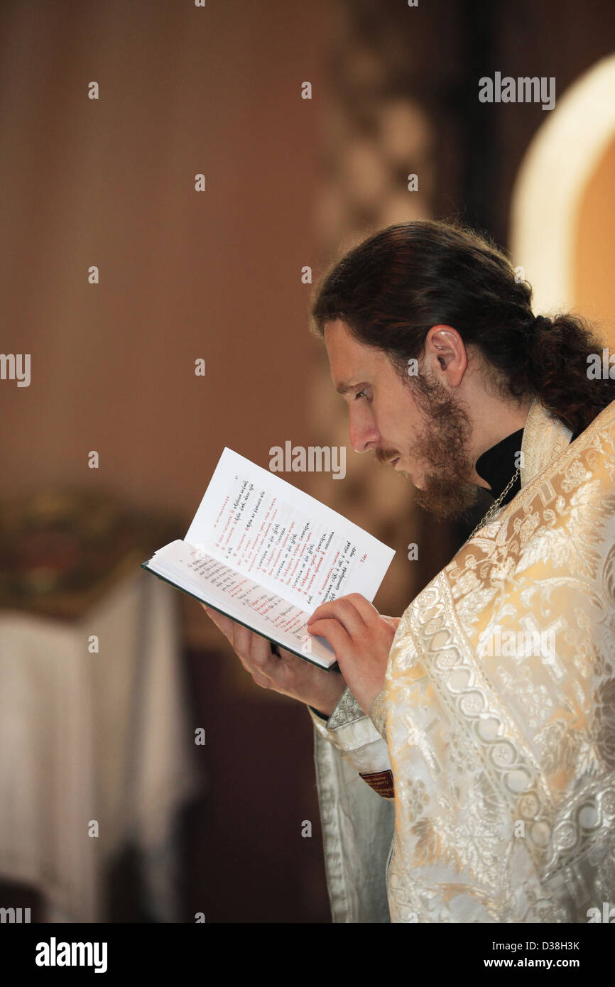 La Russie, Moscou, mai, 31 : prêtre avec la Bible de cérémonie de baptême dans le Moscou churchin Moscou, 31 mai 2009 Banque D'Images