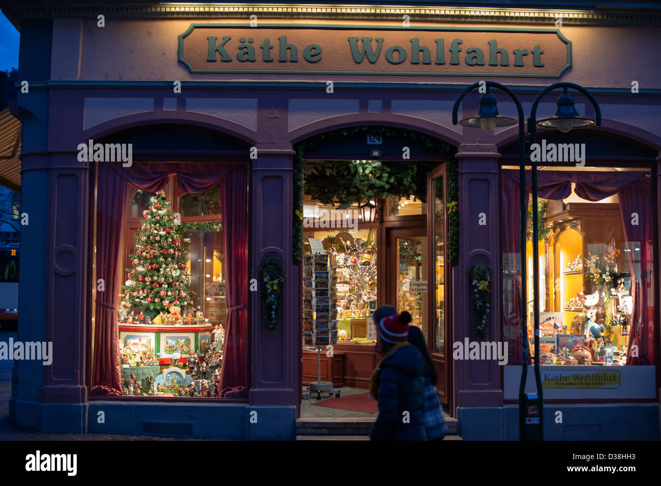 Käthe Wohlfahrt populaires le magasin dans le centre d'Heidelberg, Allemagne avec son célèbre toute l'année sélection de Noël. Banque D'Images