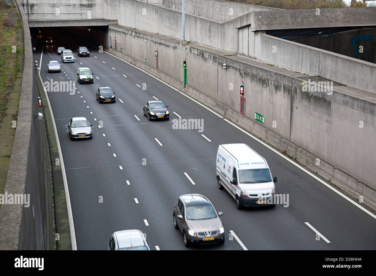 La conduite du trafic routier hors du tunnel sur la rivière Noord, Alblasserdam, South-Holland, Pays-Bas Banque D'Images