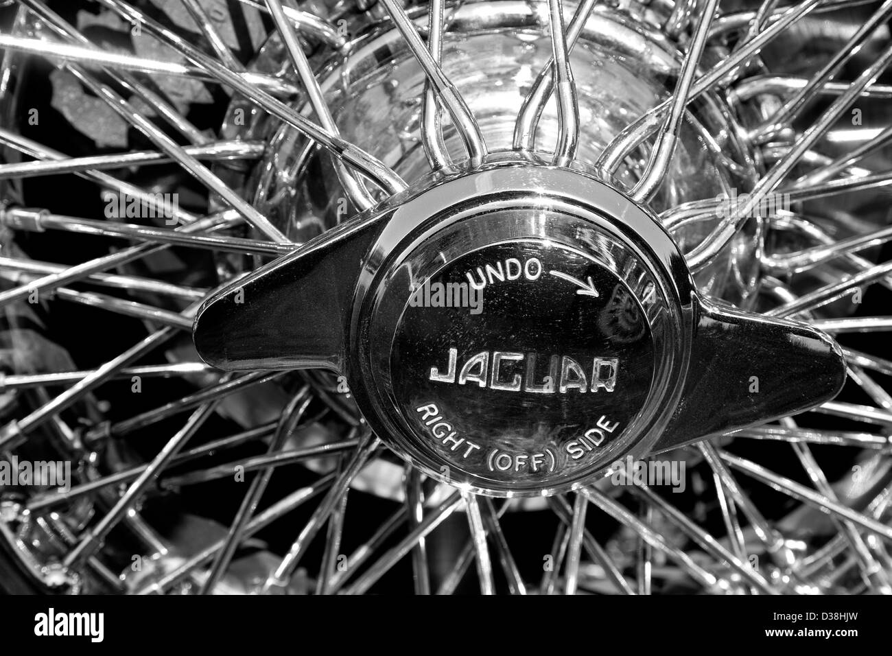 Moyeu de roue à rayons de chrome sur un Jaguar voiture. Banque D'Images