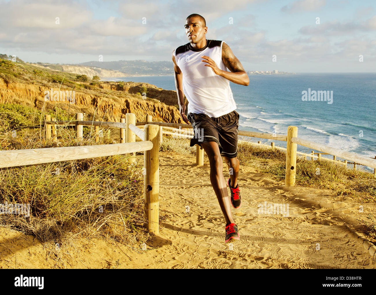 Man running on dirt path Banque D'Images