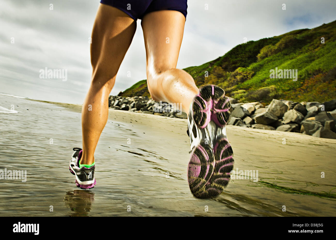 Close up of woman running on beach Banque D'Images