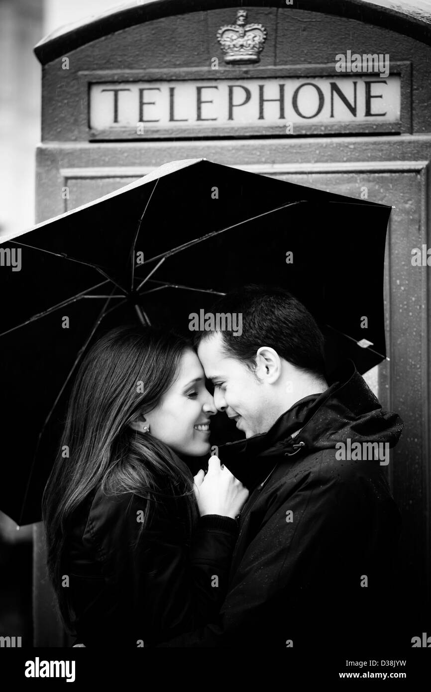Sweet couple en voyage de noces à Londres célèbre site. Banque D'Images