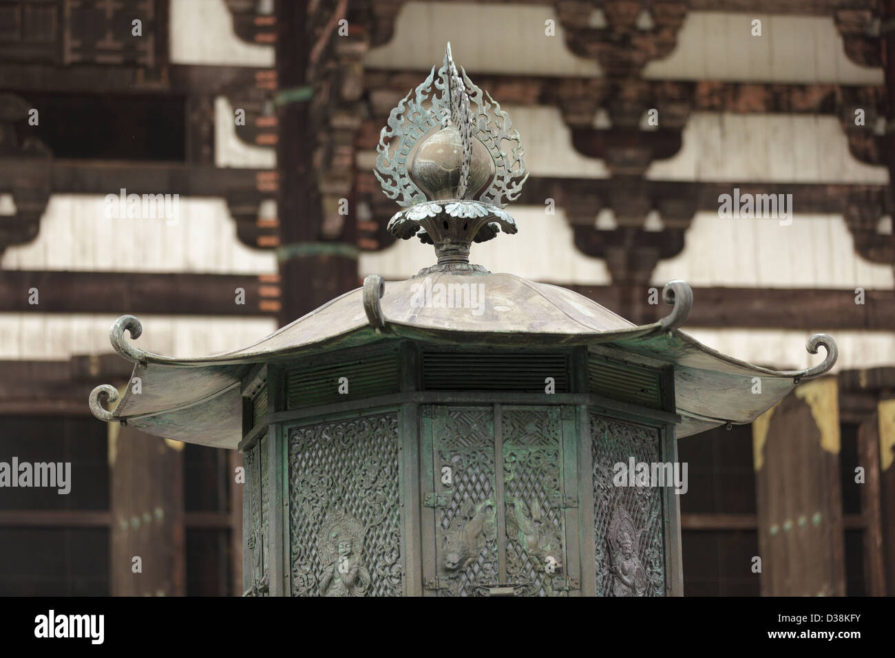 Détail de la tête de brûleur d'encens dans la cour de la Temple Todaiji à Nara, Japon Banque D'Images