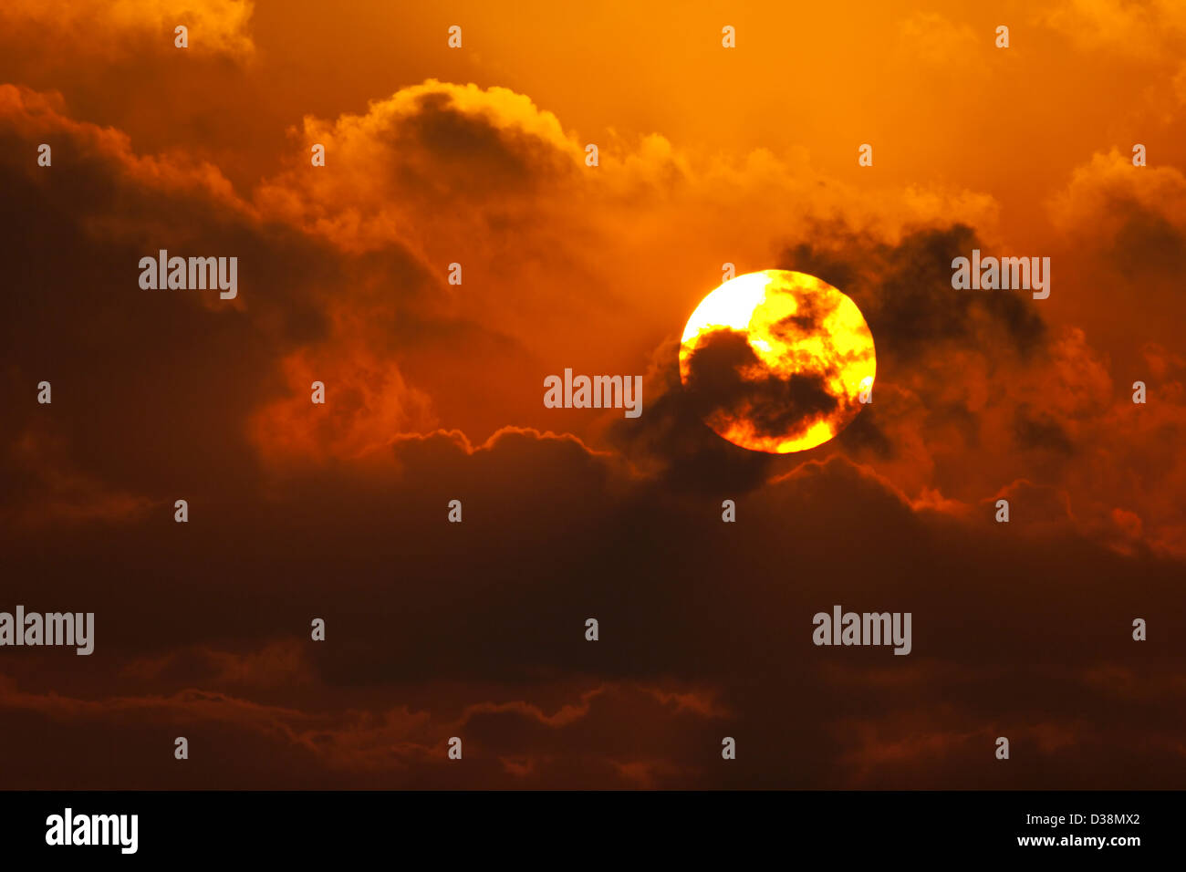 Coucher de soleil sur l'océan pacifique nuages ciel rouge Banque D'Images