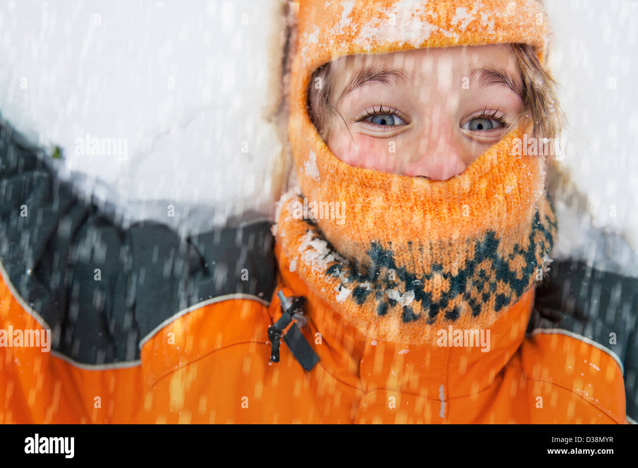 Close up of boy jouent dans la neige Banque D'Images