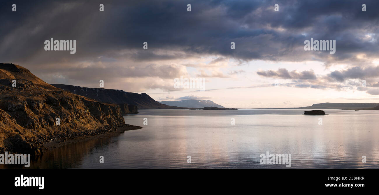 Le lac encore in rural landscape Banque D'Images